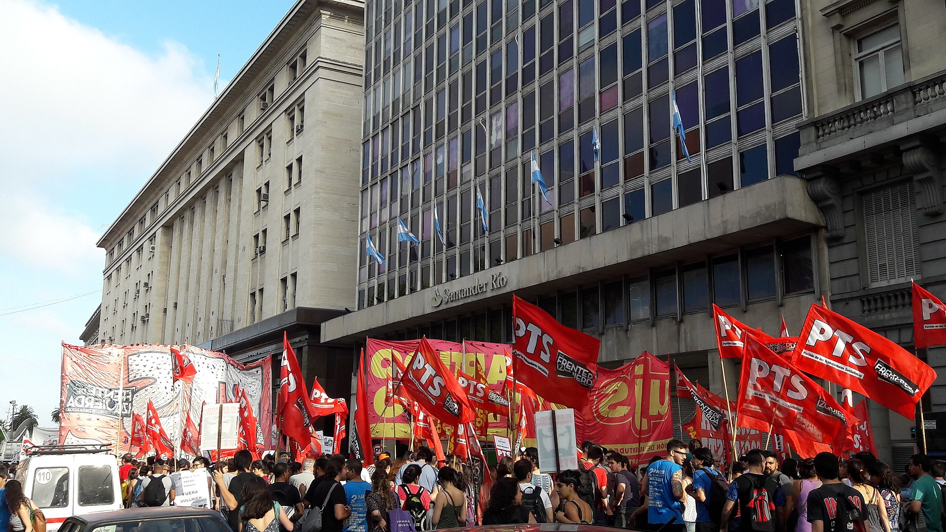 Workers left front Image Gastón Cuello