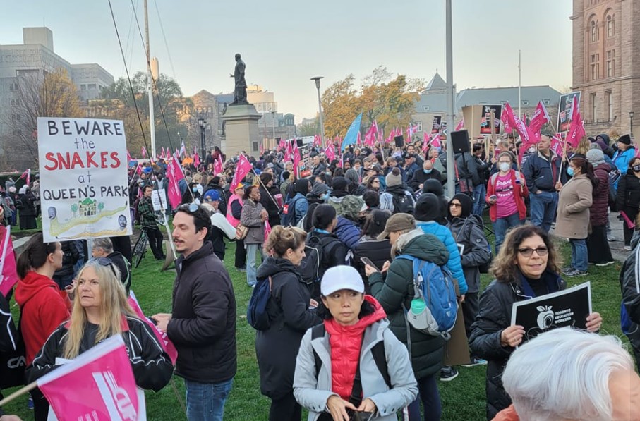 Workers pickets Image CUPE