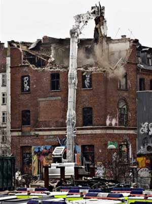 The youth house is being destroyed under massive police protection