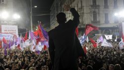 tsipras-faceing-crowds