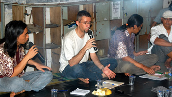 Jorge Martin speaking to the meeting with the presence of the workers and representatives of organisations of workers, students, alternative media, lawyers and other supporters of the occupation.