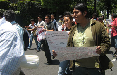 Mitin en la embajada de Brasil en México