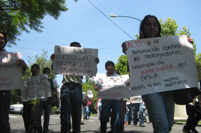 Mitin en la embajada de Brasil en México