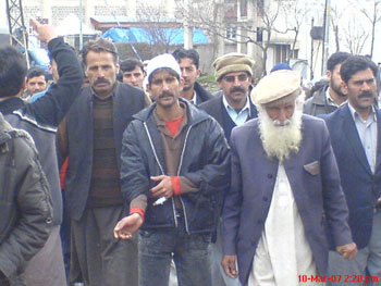 The comrades received with slogans after their release