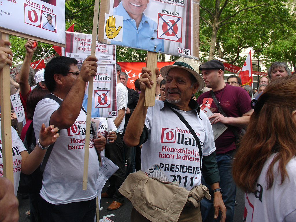 Pro-Humala demonstration in Paris (Photo: Littonoma)