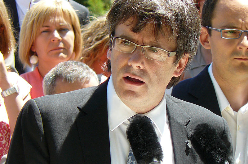 Carles Puigdemont Image Puigdemont acompanyat de càrrecs electes de CiU