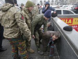 Swedish fascist with a Ukrainian volunteer batallion, making an arrest. Photo: Liva