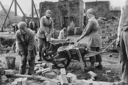 female-bricklayers-ww1 copyright-iwmq-28190